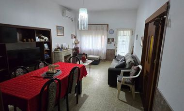 Casa 3 amb C/fondo,quincho,parrilla,cochera, y dpt