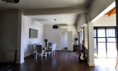VENTA CASA IMPECABLE 3 AMB MAS GALPON EN LANUS