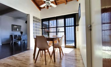 VENTA CASA IMPECABLE 3 AMB MAS GALPON EN LANUS
