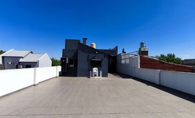 VENTA CASA IMPECABLE 3 AMB MAS GALPON EN LANUS