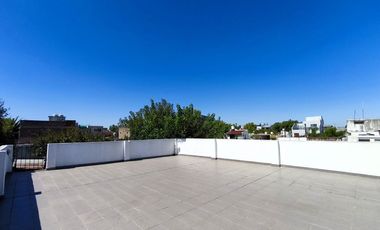 VENTA CASA IMPECABLE 3 AMB MAS GALPON EN LANUS