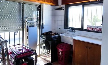 VENTA CASA IMPECABLE 3 AMB MAS GALPON EN LANUS