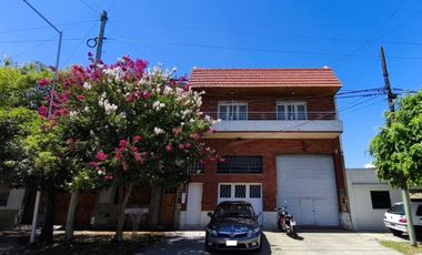 VENTA CASA IMPECABLE 3 AMB MAS GALPON EN LANUS