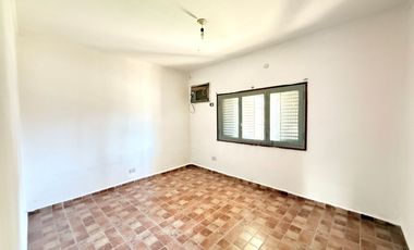 Casa al frente 3 dor y patio.Gran potencial