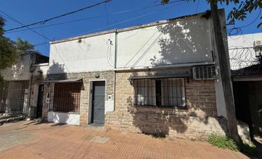 Casa al frente 3 dor y patio.Gran potencial