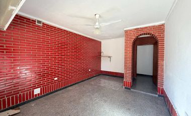 Casa al frente 3 dor y patio.Gran potencial
