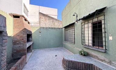 Casa al frente 3 dor y patio.Gran potencial