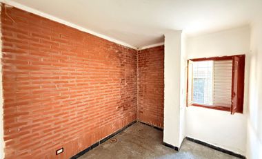 Casa al frente 3 dor y patio.Gran potencial