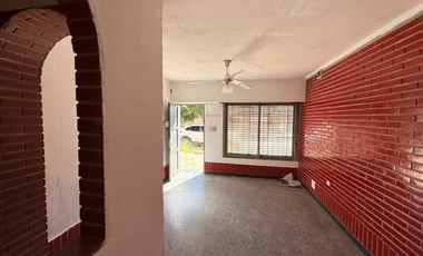 Casa al frente 3 dor y patio.Gran potencial