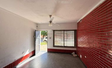 Casa al frente 3 dor y patio.Gran potencial