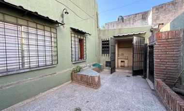 Casa al frente 3 dor y patio.Gran potencial