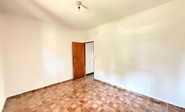 Casa al frente 3 dor y patio.Gran potencial