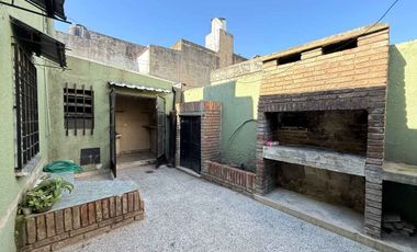 Casa al frente 3 dor y patio.Gran potencial