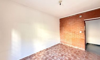 Casa al frente 3 dor y patio.Gran potencial
