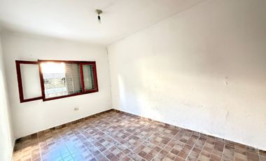 Casa al frente 3 dor y patio.Gran potencial