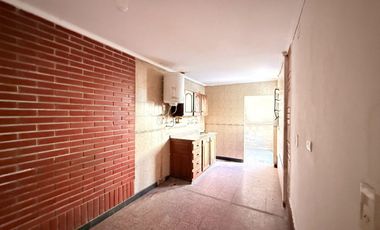 Casa al frente 3 dor y patio.Gran potencial