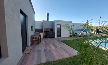 VENTA CASA 3 AMBIENTES BARRIO ESTILO DE CAMPO