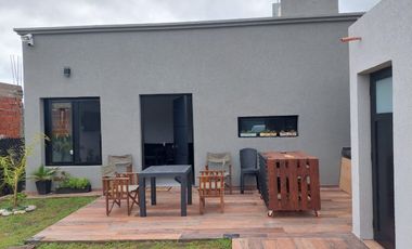 VENTA CASA 3 AMBIENTES BARRIO ESTILO DE CAMPO
