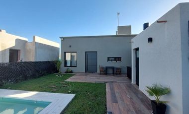 VENTA CASA 3 AMBIENTES BARRIO ESTILO DE CAMPO