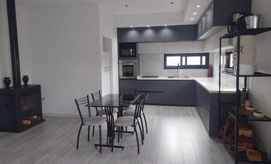 VENTA CASA 3 AMBIENTES BARRIO ESTILO DE CAMPO