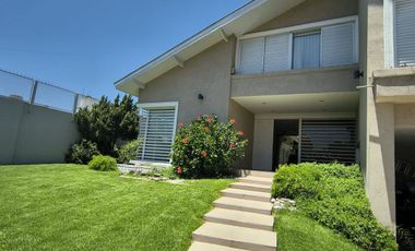 CASA EN VENTA -POSIBLE APTA BANCO