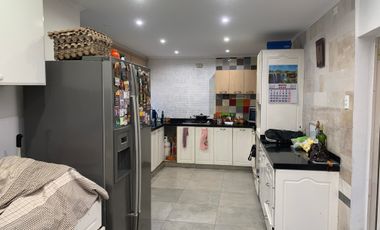 PROPIEDAD CON 2 CASAS, 6 DORM, 4 B, 900M METRO PUDAHUEL