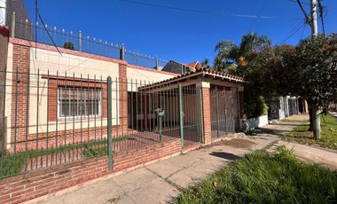VENTA CASA 4 AMB JARDÍN GARAGE Y PATIO LANÚS ESTE