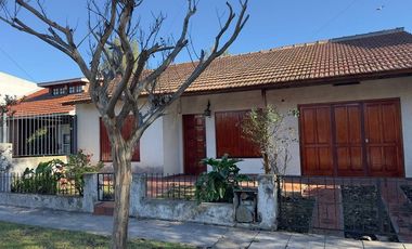 VENTA CASA 3 AMB PARQUE MAS GARAGE O DPTO COLINAS