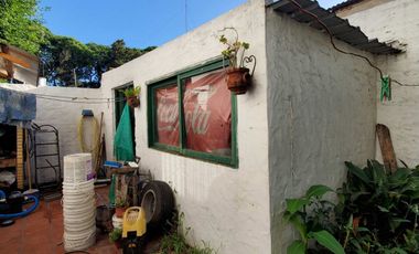 Vende casa de 5 amb. con pileta en Villa Adelina