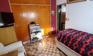 Vende casa de 5 amb. con pileta en Villa Adelina