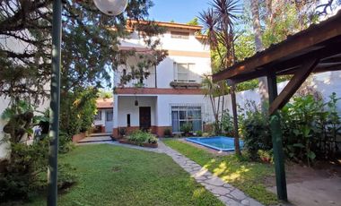 Vende casa de 5 amb. con pileta en Villa Adelina
