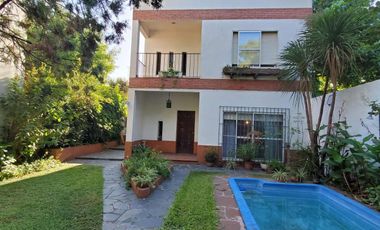 Vende casa de 5 amb. con pileta en Villa Adelina