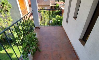 Vende casa de 5 amb. con pileta en Villa Adelina