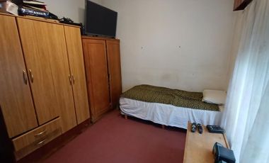 Vende casa de 5 amb. con pileta en Villa Adelina