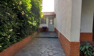 Vende casa de 5 amb. con pileta en Villa Adelina