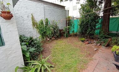Vende casa de 5 amb. con pileta en Villa Adelina