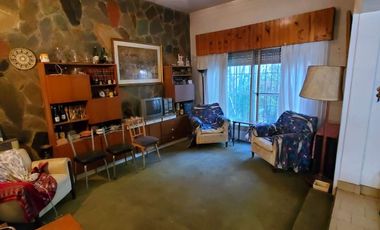 Vende casa de 5 amb. con pileta en Villa Adelina