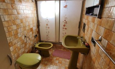 Vende casa de 5 amb. con pileta en Villa Adelina