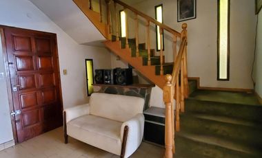 Vende casa de 5 amb. con pileta en Villa Adelina