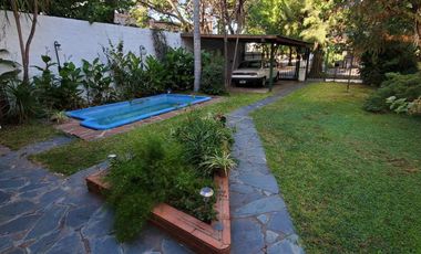 Vende casa de 5 amb. con pileta en Villa Adelina