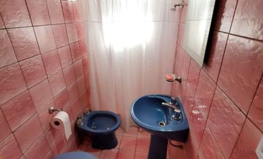 Vende casa de 5 amb. con pileta en Villa Adelina