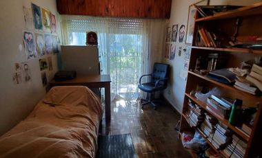 Vende casa de 5 amb. con pileta en Villa Adelina