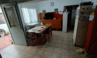 Vende casa de 5 amb. con pileta en Villa Adelina