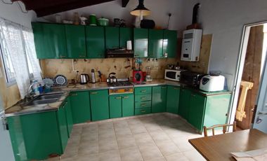 Vende casa de 5 amb. con pileta en Villa Adelina
