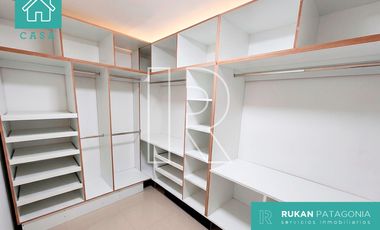 #AlquilerRUKAN | Casa Nivel Gerencial | 4 Habitaciones, Oficina, Quincho, Pileta | Barrio VISTA HERMOSA | Caleta Olivia.-