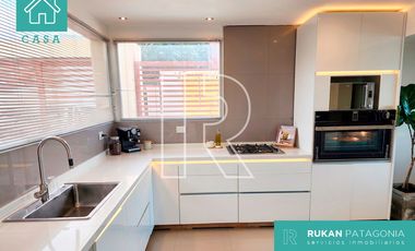 #AlquilerRUKAN | Casa Nivel Gerencial | 4 Habitaciones, Oficina, Quincho, Pileta | Barrio VISTA HERMOSA | Caleta Olivia.-
