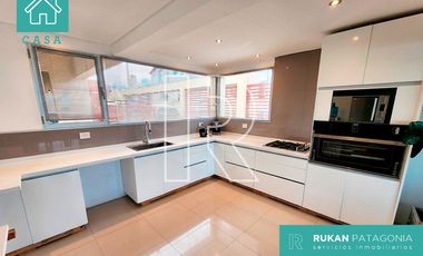 #AlquilerRUKAN | Casa Nivel Gerencial | 4 Habitaciones, Oficina, Quincho, Pileta | Barrio VISTA HERMOSA | Caleta Olivia.-