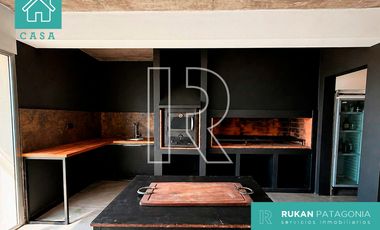#AlquilerRUKAN | Casa Nivel Gerencial | 4 Habitaciones, Oficina, Quincho, Pileta | Barrio VISTA HERMOSA | Caleta Olivia.-
