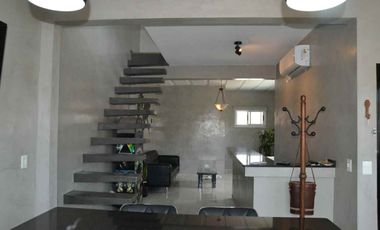 Casa 2 familias. Garaje para 3 vehículos y pileta