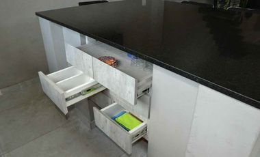 Casa 2 familias. Garaje para 3 vehículos y pileta